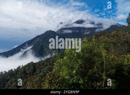 Il monte Kinabalu Gayo Ngaran o Nulu Nabalu o Gunung Kinabalu è la montagna più alta del Borneo e della Malesia, 4095 m, protetta come Kinabalu Park, a World Foto Stock