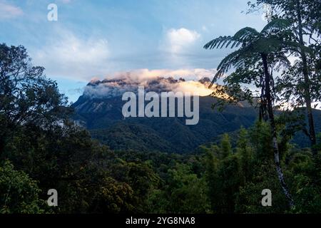 Il monte Kinabalu Gayo Ngaran o Nulu Nabalu o Gunung Kinabalu è la montagna più alta del Borneo e della Malesia, 4095 m, protetta come Kinabalu Park, a World Foto Stock