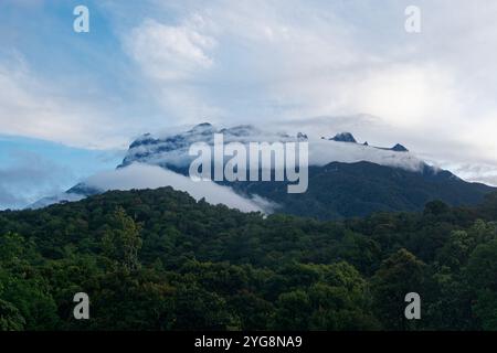 Il monte Kinabalu Gayo Ngaran o Nulu Nabalu o Gunung Kinabalu è la montagna più alta del Borneo e della Malesia, 4095 m, protetta come Kinabalu Park, a World Foto Stock