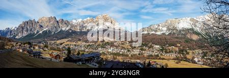 Cortina d'Ampezzo. Famosa stazione sciistica delle Dolomiti in Italia. Ampio panorama del paese, della valle e del gruppo del cristallo (monte cristallo). Foto Stock