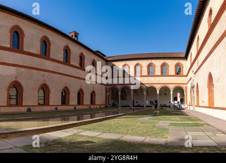 Una foto del cortile Ducale al Castello Sforzesco. Foto Stock