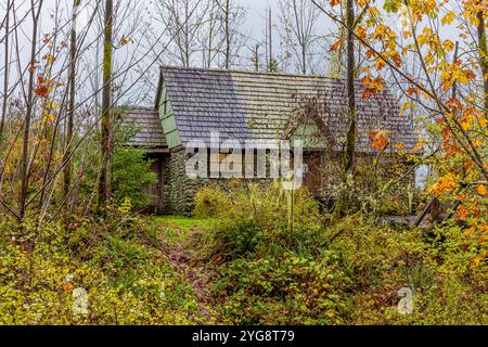 Edificio con servizi igienici costruito con materiali naturali in stile rustico del National Park Service nello Schafer State Park, nello stato di Washington, USA Foto Stock