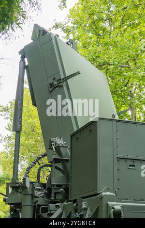 Sistema radar mobile militare ELM-2084 sviluppato da Israele in un'area boschiva Foto Stock