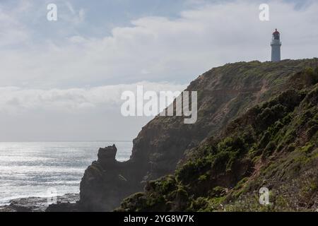 Faro di Cape Schanck, Victoria, Australia, con la costa della penisola di Mornington in vista in una giornata di sole con nuvole sparse Foto Stock