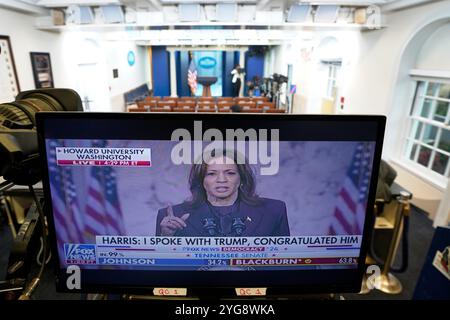 Washington, Stati Uniti. 6 novembre 2024. La candidata presidenziale democratica, il vicepresidente degli Stati Uniti Kamala Harris, viene vista in TV nella sala riunioni della Casa Bianca mentre pronuncia le sue osservazioni, concedendo le elezioni presidenziali al presidente eletto Donald Trump, alla Howard University di Washington il 6 novembre 2024. Foto di Yuri Gripas/Pool/Sipa USA credito: SIPA USA/Alamy Live News Foto Stock