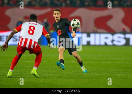 Belgrado, Serbia. 6 novembre 2024. Marc Casado di Barcellona passa il pallone di fronte a Guelor Kanga Kaku di Crvena Zvezda durante la fase MD4 della UEFA Champions League 2024/25 tra FK Crvena Zvezda e FC Barcelona al Rajko Mitic Stadium il 6 novembre 2024. Crediti: Dimitrije Vasiljevic/Alamy Live News Foto Stock