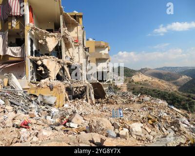 Saida, Libano. 6 novembre 2024. Rubbles a Barja, un villaggio vicino a Saida, Libano, il 6 novembre 2024. Un attacco aereo israeliano nella sera del 5 novembre, che ha colpito un miliziano di Hezbollah, ha causato 35 morti e diversi feriti in un unico edificio (fonte: Libanese Mnistry of Public Health). (Foto di Elisa Gestri/Sipa USA) credito: SIPA USA/Alamy Live News Foto Stock