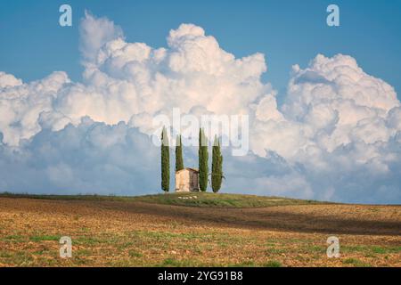 Piccola chiesa abbandonata di San Pierino con cipressi nei pressi di Ponsacco e nube di tempesta sullo sfondo. Provincia di Pisa, regione Toscana, Italia Foto Stock