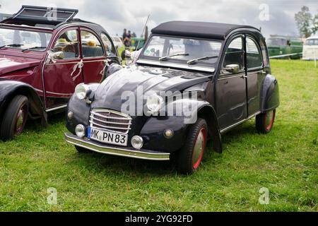 Iserlohn Gruermannscheide, NRW, Germania. 13 luglio 2024. Old Black Citroen 2cv su un prato verde Foto Stock