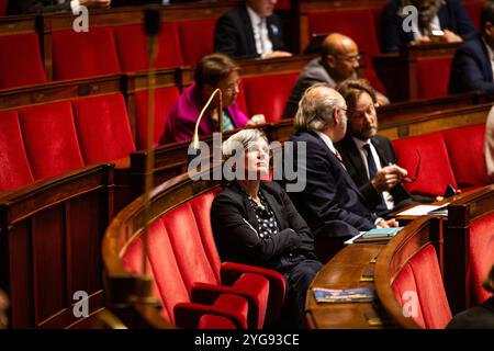 Sandrine Rousseau, deputato del gruppo Écologiste et Social, visto durante le interrogazioni alla sessione del governo all'Assemblea nazionale. Una sessione settimanale di interrogatori sul governo francese si svolge nell'Assemblea Nazionale al Palais Bourbon, a Parigi. Foto Stock