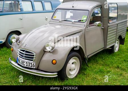 Iserlohn Gruermannscheide, NRW, Germania. 13 luglio 2024. Foto della vecchia Citroen 2CV AK400 Foto Stock