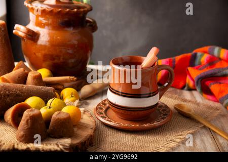 Punch messicano alla frutta di Natale. In Messico si chiama Ponche, è una bevanda calda infuso di frutta, tradizionalmente consumata nella stagione di dicembre durante posada Foto Stock