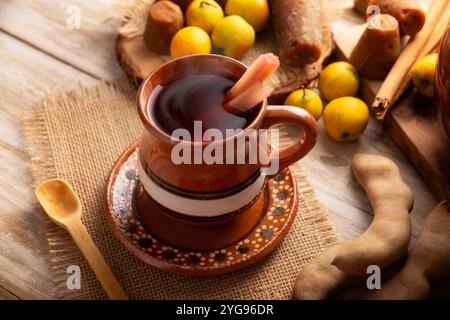 Punch messicano alla frutta di Natale. In Messico si chiama Ponche, è una bevanda calda infuso di frutta, tradizionalmente consumata nella stagione di dicembre durante posada Foto Stock