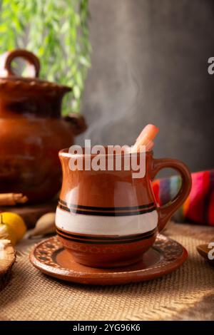 Punch messicano alla frutta di Natale. In Messico si chiama Ponche, è una bevanda calda infuso di frutta, tradizionalmente consumata nella stagione di dicembre durante posada Foto Stock