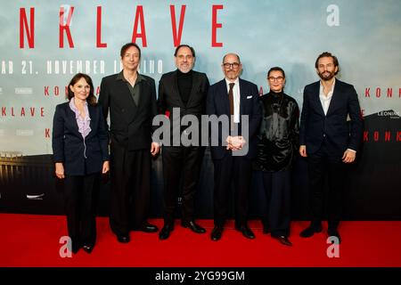Anteprima - Konklave Jasna Vavra, Volker Bertelmann, Thomas Loibl, Edward Berger, Lisy Christl und Quirin Berg bei der Deutschland Premiere zum Kinofilm Konklave im Delphi-Filmpalast AM 06.11.2024 a Berlino. *** Premiere Konklave Jasna Vavra, Volker Bertelmann, Thomas Loibl, Edward Berger, Lisy Christl e Quirin Berg alla prima tedesca del film Konklave a Delphi Filmpalast il 06 11 2024 a Berlino Copyright: XEventpressxKochanx Foto Stock