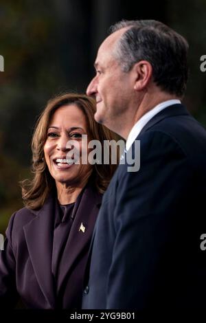 La candidata presidenziale democratica e il vicepresidente Kamala Harris e il secondo gentiluomo Doug Emhoff si occupano di Harris dopo che Harris ha tenuto un discorso di concessione ai media e ai sostenitori il giorno dopo il Kamala Harris Election Night Event per le elezioni presidenziali statunitensi del 2024 alla Howard University di Washington, DC, mercoledì 6 novembre 2024. Donald J. Trump ha vinto la presidenza contro il candidato democratico Kamala Harris mercoledì mattina presto. Harris ha chiamato Trump mercoledì per congratularsi con lui per aver vinto le elezioni presidenziali. Foto di Bonnie Cash/UPI Foto Stock