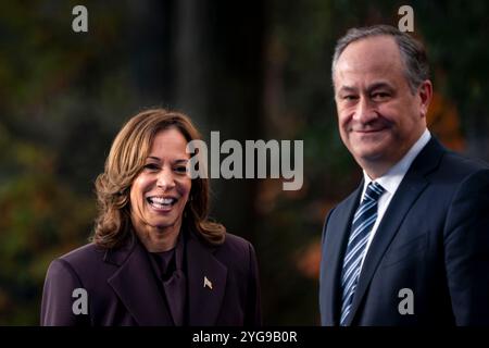 La candidata presidenziale democratica e il vicepresidente Kamala Harris e il secondo gentiluomo Doug Emhoff si occupano di Harris dopo che Harris ha tenuto un discorso di concessione ai media e ai sostenitori il giorno dopo il Kamala Harris Election Night Event per le elezioni presidenziali statunitensi del 2024 alla Howard University di Washington, DC, mercoledì 6 novembre 2024. Donald J. Trump ha vinto la presidenza contro il candidato democratico Kamala Harris mercoledì mattina presto. Harris ha chiamato Trump mercoledì per congratularsi con lui per aver vinto le elezioni presidenziali. Foto di Bonnie Cash/UPI Foto Stock