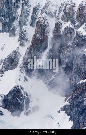 Dettaglio delle aspre montagne dell'isola di Danco, sulla penisola Antartica, ricoperte di neve. Foto Stock