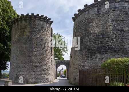 Torri Guillaume e porta Giovanna d'Arco a Saint Valery sur somme in estate, Hauts-de-France, Francia Foto Stock