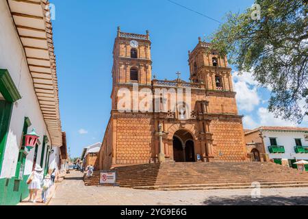 Barichara, Santander, Colombia, 11 ottobre 2024. Vista della cattedrale di Barichara dalla piazza principale. Questo edificio storico è realizzato in pietra e ad Foto Stock