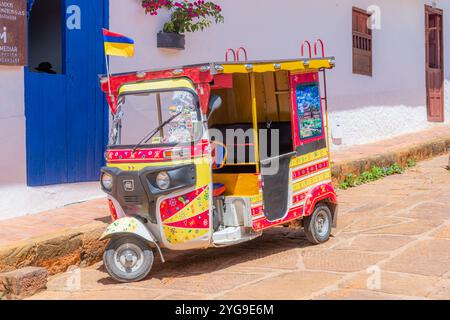 Barichara, Santander, Colombia, 11 ottobre 2024. Un mototaxi (rickshaws-tuk-tuk) dipinto in colori vivaci e decorazioni di carnevale; questo significa tran Foto Stock