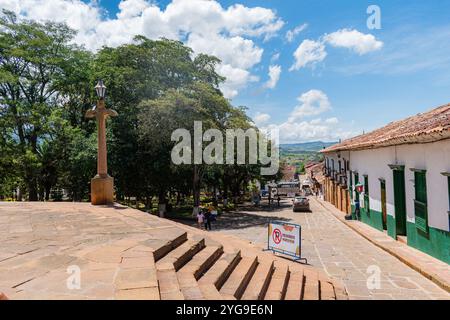 Barichara, Santander, Colombia, 11 ottobre 2024. Vista della piazza principale di Barichara dall'atrio della cattedrale in un giorno d'estate soleggiato. Foto Stock