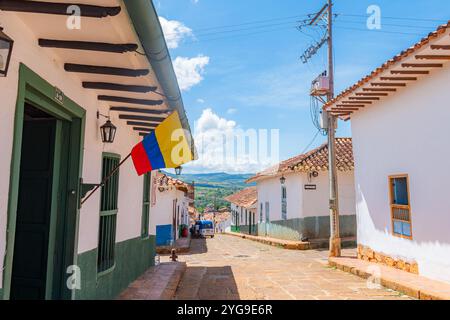 Barichara, Santander, Colombia, 11 ottobre 2024. Le strade di Barichara conservano ancora il loro stile coloniale, sia attraverso strade acciottolate che Foto Stock