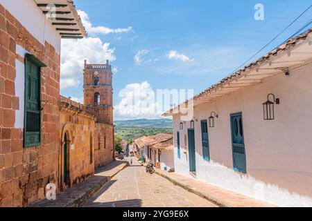 Barichara, Santander, Colombia, 11 ottobre 2024. Strada laterale accanto alla cattedrale di Barichara in una giornata di sole, che mostra l'architettura in pietra scolpita e. Foto Stock