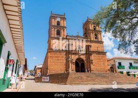 Barichara, Santander, Colombia, 11 ottobre 2024. Vista della cattedrale di Barichara dalla piazza principale. Questo edificio storico è realizzato in pietra e ad Foto Stock