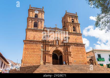 Barichara, Santander, Colombia, 11 ottobre 2024. Vista della cattedrale di Barichara dalla piazza principale. Questo edificio storico è realizzato in pietra e ad Foto Stock