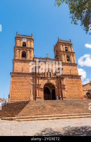 Barichara, Santander, Colombia, 11 ottobre 2024. Foto verticale della cattedrale di Barichara dalla piazza principale. Questo edificio storico e' fatto di sto Foto Stock