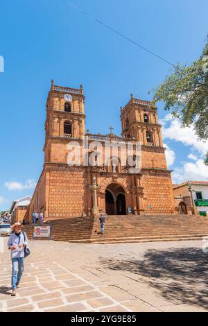 Barichara, Santander, Colombia, 11 ottobre 2024. Foto verticale della cattedrale di Barichara dalla piazza principale. Questo edificio storico e' fatto di sto Foto Stock