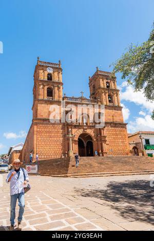 Barichara, Santander, Colombia, 11 ottobre 2024. Foto verticale della cattedrale di Barichara dalla piazza principale. Questo edificio storico e' fatto di sto Foto Stock