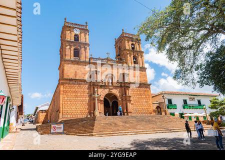 Barichara, Santander, Colombia, 11 ottobre 2024. Vista della cattedrale di Barichara dalla piazza principale. Questo edificio storico è realizzato in pietra e ad Foto Stock