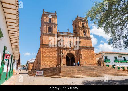 Barichara, Santander, Colombia, 11 ottobre 2024. Vista della cattedrale di Barichara dalla piazza principale. Questo edificio storico è realizzato in pietra e ad Foto Stock