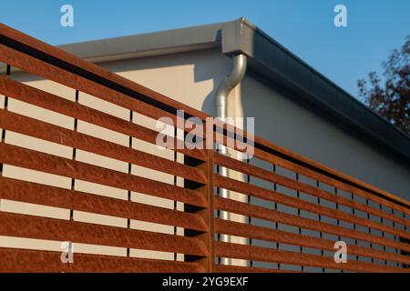 griglia in acciaio corten, adatta per progetti di architettura contemporanea, per design industriale e resistenza agli agenti atmosferici. esempio di un moderno d Foto Stock