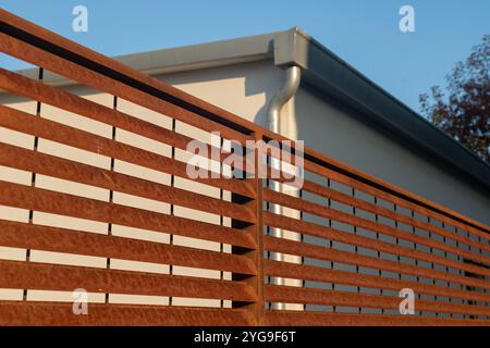 griglia in acciaio corten, adatta per progetti di architettura contemporanea, per design industriale e resistenza agli agenti atmosferici. esempio di un moderno d Foto Stock