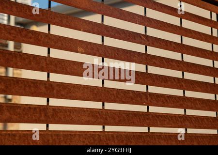 griglia in acciaio corten, adatta per progetti di architettura contemporanea, per design industriale e resistenza agli agenti atmosferici. esempio di un moderno d Foto Stock