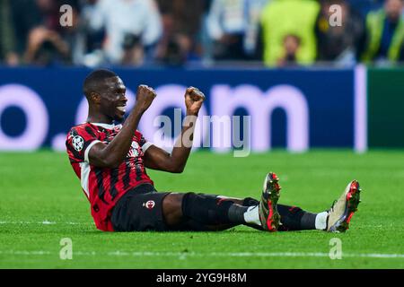 Madrid, Spagna. 6 novembre 2024. Fikayo Tomori dell'AC Milan durante la partita di UEFA Champions League tra Real Madrid e AC Milan giocata allo stadio Santiago Bernabeu il 5 novembre 2024 a Madrid, Spagna. (Foto di Cesar Cebolla/PRESSINPHOTO) credito: PRESSINPHOTO SPORTS AGENCY/Alamy Live News Foto Stock