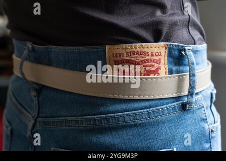 Donna che indossa i tradizionali jeans Levi Strauss blu denim (Levi's) con un marchio di fabbrica sul retro con il logo originale 1892 - 1925 Foto Stock