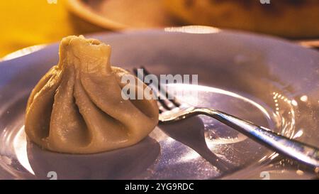 Gnocchi di khinkali tradizionali di cucina georgiana da vicino Foto Stock