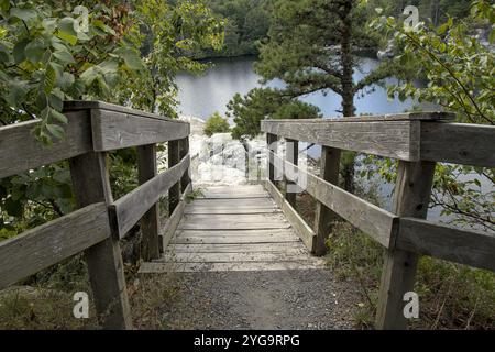 sentiero escursionistico in legno nel parco statale minnewaska con vista sul lago e sui pini (ponte pedonale), una destinazione panoramica per avventure all'aperto a shawangunk Foto Stock