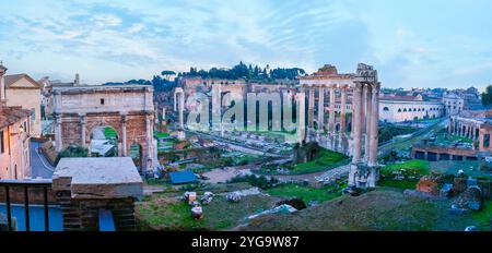 Panorama delle rovine del foro Romano in serata, Roma, Italia Foto Stock