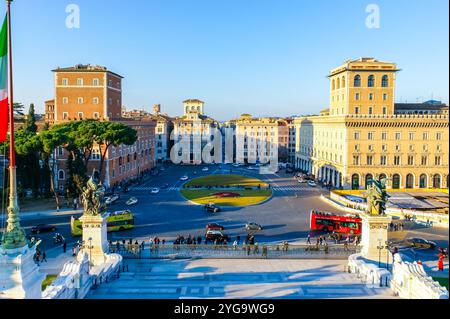 ROMA, ITALIA - 13 GENNAIO 2019: Piazza Venezia con gli edifici storici e le scale del Monumento del Vittoriano, il 13 gennaio a Roma, Italia Foto Stock