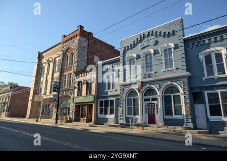 Ellenville, New York - 15 giugno 2024: Edifici storici al tramonto nel centro di Ellenville, nella parte settentrionale dello stato di New York, nella contea di Sullivan, nella Hudson Valley. Foto Stock