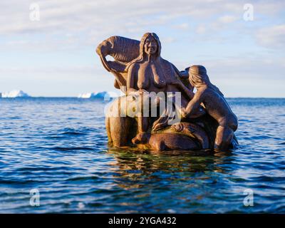 Madre del Mare, Sassuma Arnaa, figura leggendaria della cultura Inuit. Scultura di Christian Rosing a Nuuk Groenlandia. Foto Stock