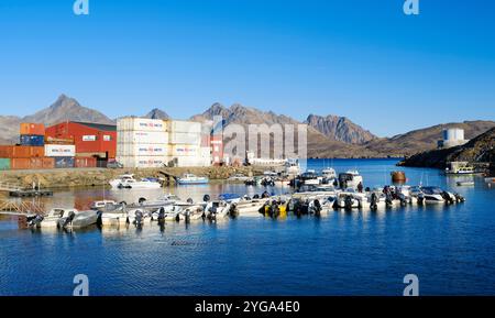 Il porto. Città Tasiilaq (precedentemente chiamata Ammassalik), Regno di Danimarca. (Solo per uso editoriale) Foto Stock