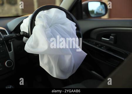 Airbag aperto in automobile, primo piano. Attrezzature di sicurezza per auto Foto Stock