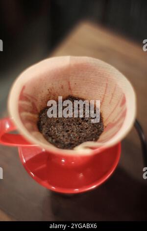 metodo di preparazione delle bevande al caffè con la tecnica v60, il caffè viene filtrato con carta speciale in modo che il caffè venga prodotto senza pasta Foto Stock