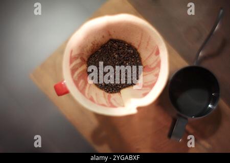 metodo di preparazione delle bevande al caffè con la tecnica v60, il caffè viene filtrato con carta speciale in modo che il caffè venga prodotto senza pasta Foto Stock